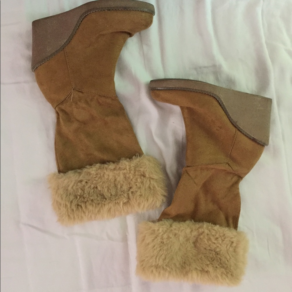 Knee-high boots with fur trim